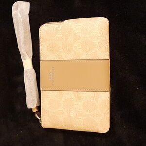 Host Pick 2/09 **COACH Stylish Leather Wristlet